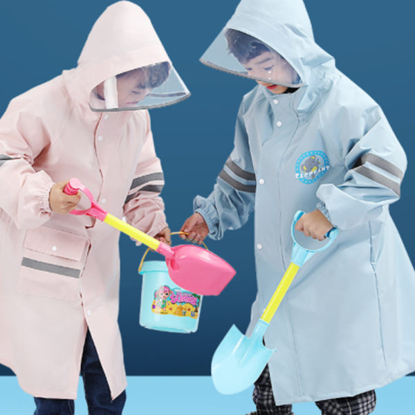 Blå barnregnkappa med skolväska-studentens regnkappa