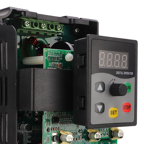 Motor Variabel Frekvensomformare Digital Display Motor Frekvensomvandlare 3 Fas 380‑440V Ingång 0‑440V Utgång 0.75KW 2.5A