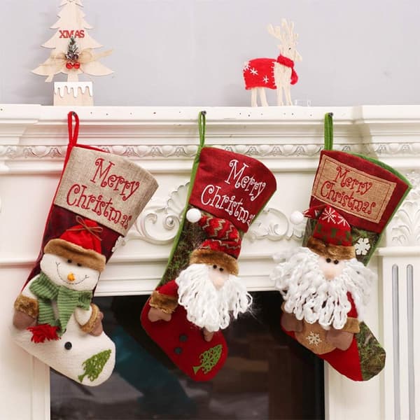 Julstrumpa med hängande jultomte-tecknad godispåse