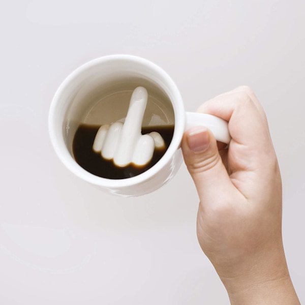Överraskning inuti, Keramisk Långfinger Mugg: En humoristisk tolkning av en klassisk kaffekopp