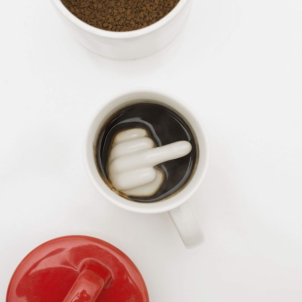 Överraskning inuti, Keramisk Långfinger Mugg: En humoristisk tolkning av en klassisk kaffekopp