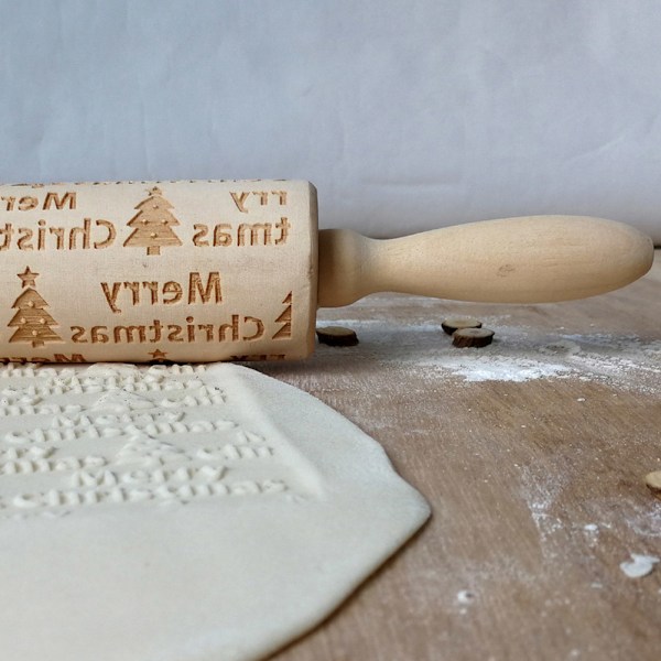 Multifunktionell präglad kavel i trä med notdesign, ergonomiskt handtag säkerställer halkfritt och bekvämt grepp vid utkavling av deg som inte fastnar,