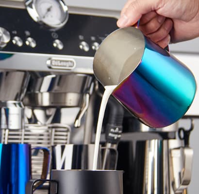 Farve: Rainbow, 350 ml mælkekande i rustfrit stål med tud