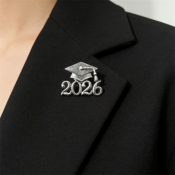 Elegant 27x23 mm studenterhuebroche i guld, sølv, sort til studerende i 2026