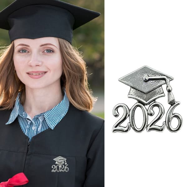 Elegant 27x23 mm studenterhuebroche i guld, sølv, sort til studerende i 2026