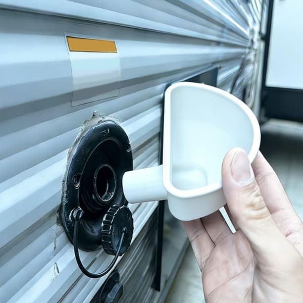 Kraftig plast tragt til autocamper vandindtag, ideel til campingeventyr Black
