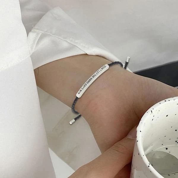 Armbånd \"Lad ikke de hårde dage vinde\" til kvinder og mænd Sort onesize