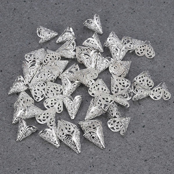 50 kpl Metallisia filigraanisia onttoja kartiokukkasia DIY-korujen valmistukseen 15 x 16 mm (hopea)