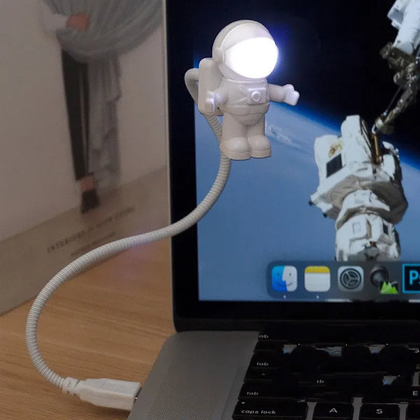 Bärbar USB-driven nattlampa i astronautform för läsning