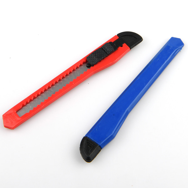 # Set med 4 plastknivar med metallkärna Slumpmässig färg | 9 mm brytbart blad | orange | säkerhetslåssystem | pennvässare för gör-det-själv-klippning#