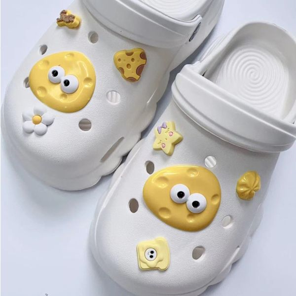 8 stycken 3D gula clogsandal-prydnader, skohängslen, söta skor