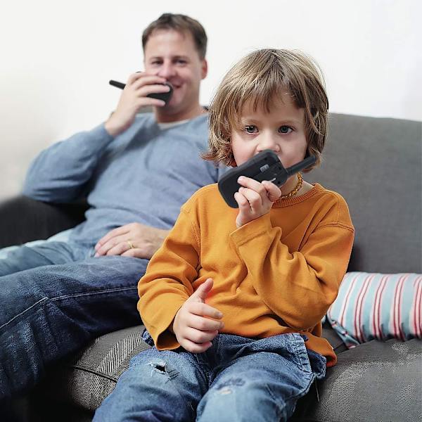 Set med två blå och rosa barnwalkie-talkies med bakgrundsbelyst LCD-skärm
