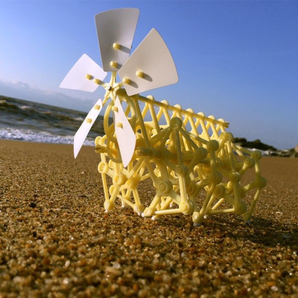 Hauska tuulivoimalla toimiva Animaris Ordis Parvus Strandbeest -mallin robotti