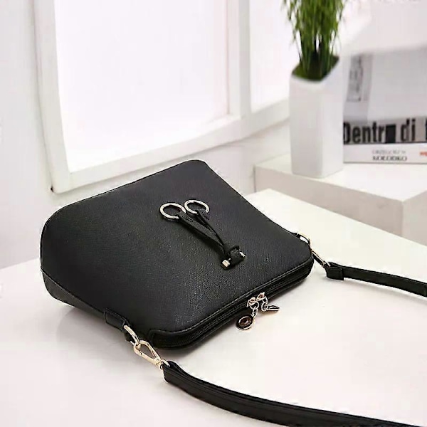 Liten Dam Crossbody Väska Silverkedja Axelremsväska Messenger Väska Telefonväska PU Läder Styv Tote Väska Stad Resor Shopping Mode Chic (SVART)