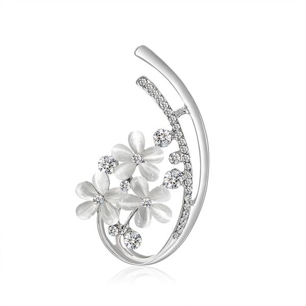 En silverfärgad brosch med full stenbesättning av fem blommor i opal