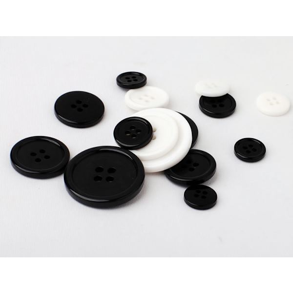 100 kpl pyöreitä ompelunappeja ?20x3 mm, 4 reikää - väri (Wh
