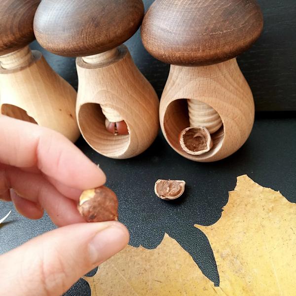 ## Sienimuotoinen pähkinänsärkijä ruuvilla Käytännöllinen ja kaunis. Puinen pähkinänsärkijä helpottaa saksanpähkinöiden, hasselpähkinöiden ja mantelien avaamista ##