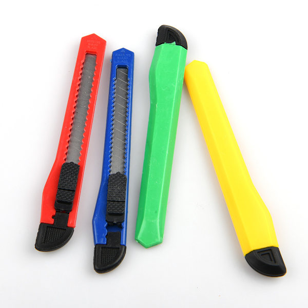 #Set med 4 plastknivar med metallkärna Slumpmässig färg | 9 mm brytbart blad | orange | säkerhetslås | pennvässare för DIY-skärning#