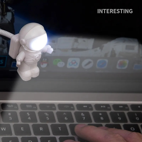 Bärbar USB-driven nattlampa i astronautform för läsning