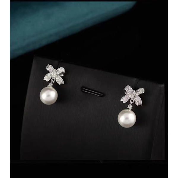 1 pari S925 sterling hopeaa kukkia täydellä timantilla makeanveden helmiä