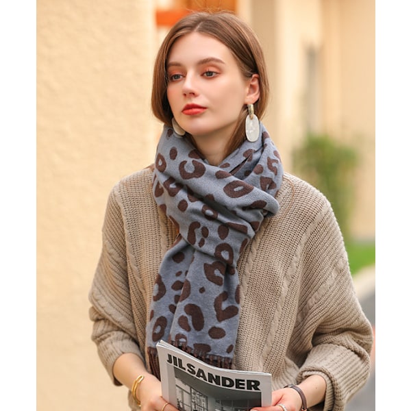 Dameskål med pompom i imiteret kashmir leopardprint varm kål
