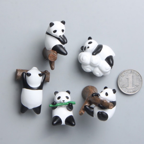 #1st Panda som äter bambu, magnet i resin till kylskåp#