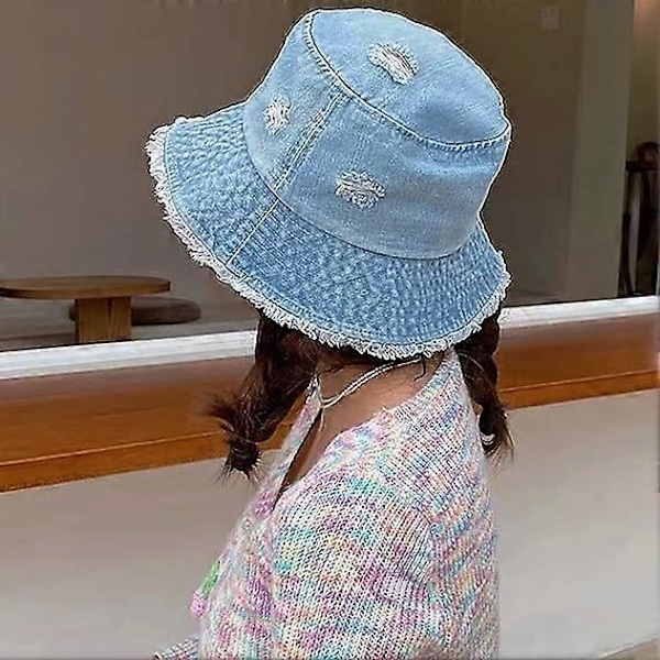 Slidte denim bucket hats med flossede kanter, hullede jeans og frynser til sol og strand for kvinder