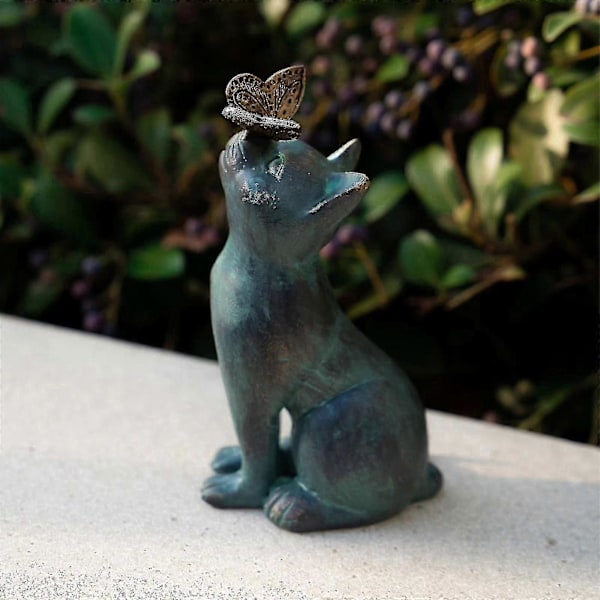 Katte- og sommerfuglfigur i harpiks til haveudsmykning med træer, blomster, hegn og gangstier