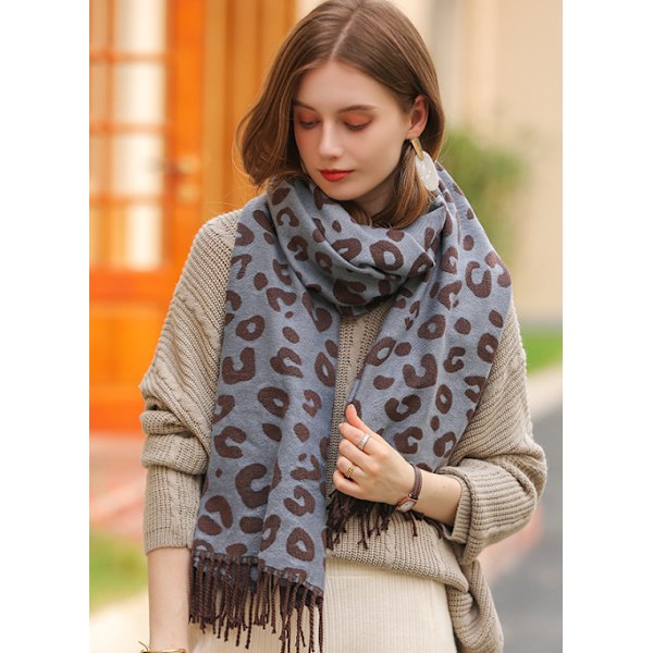 Dameskål med pompom i imiteret kashmir leopardprint varm kål