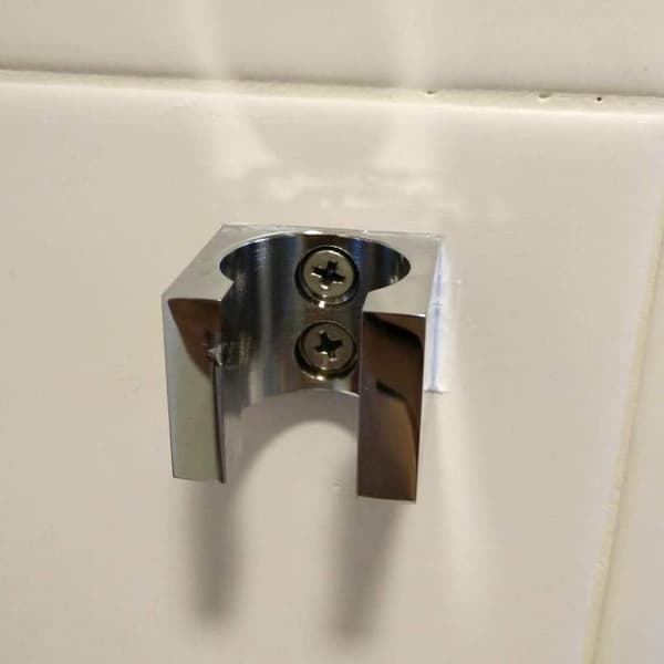 *Väggmonterad duschhuvudhållare i massivt mässing*