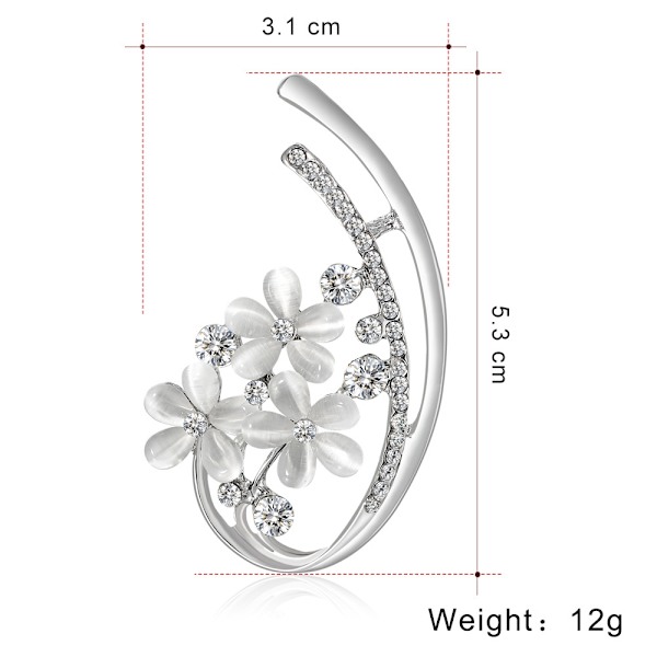 En silverfärgad brosch med full stenbesättning av fem blommor i opal
