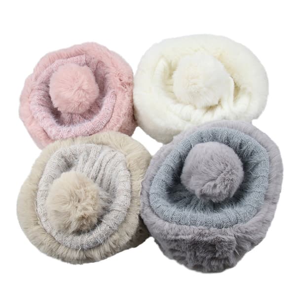Vintermössa i konstpäls med pompom för kvinnor