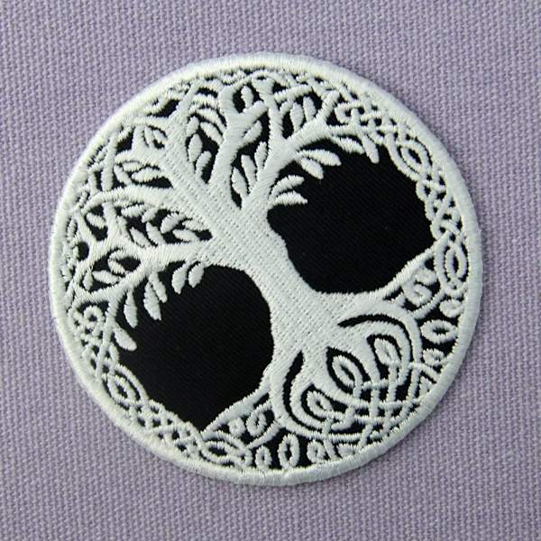 Broderet patch i form af Yggdrasil, livets træ i