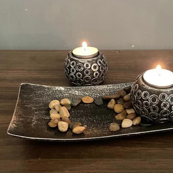 Meditation med træbakke, Buddha-statue, sten, glasfyrfadslys og brænderholder