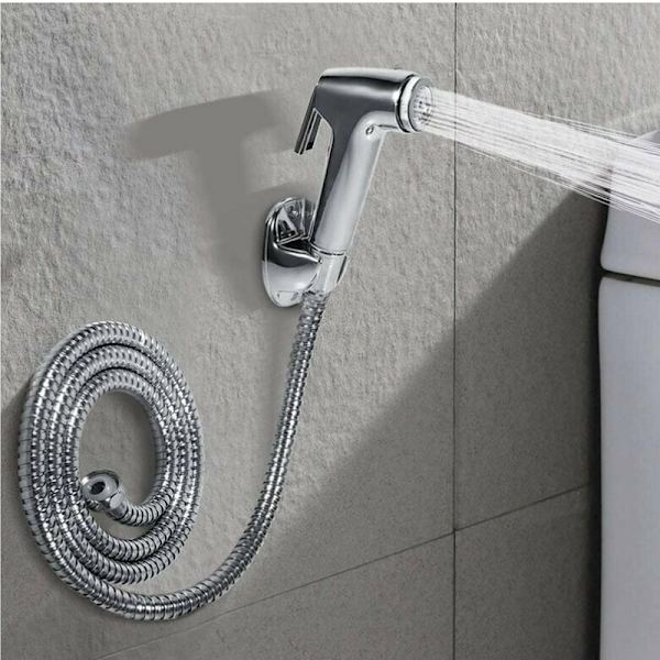 Suihkubide-WC: Monitoiminen käsisuihku letkutelineellä