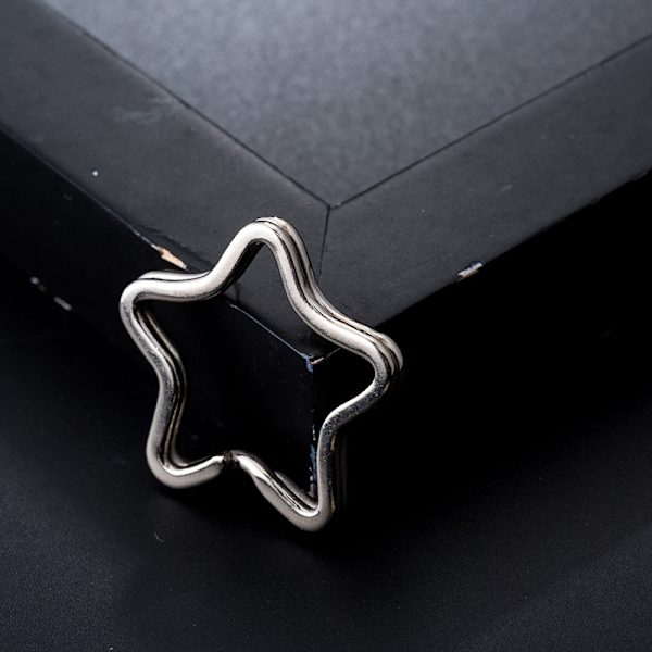 #Pakke med 30 stjerneformede metallsplittringer Ideelt for nøkkelringer#