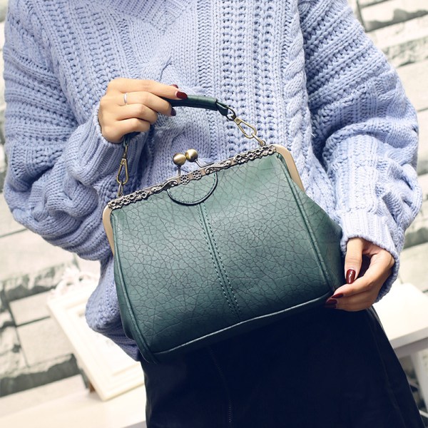 Retro Hollow Handväska för Kvinnor Läder Axelväska Kväll Koppling Väska Kyss Lås Stängning Crossbody Väska Handväska