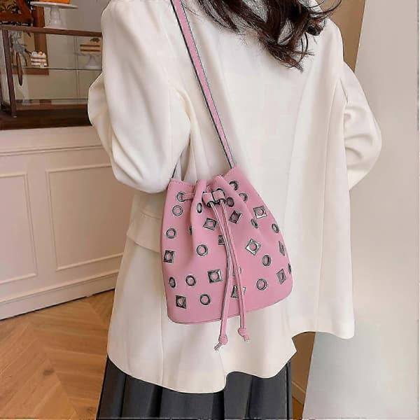 Hinkväskor för kvinnor, nitad handväska Mini Läder Hobo Väska Y2K Trendig Nitad Crossbody Hinkhandväskor Pink