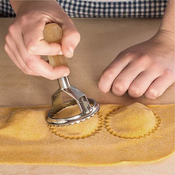 Ravioli-leikkurisetti, pyöreä ja neliömäinen ravioli-leimasin puukahvalla ja uurrettu pastapuristimen keittiötarvike
