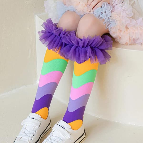 Regnbuefarvede patchwork-pigesokker med flæser til festprinsesse