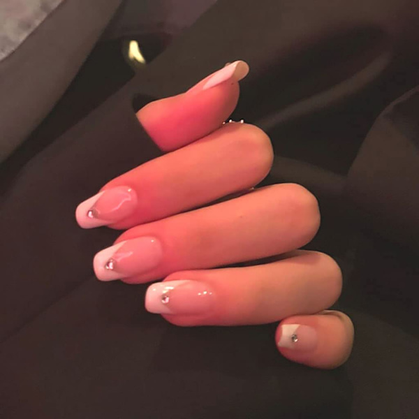 Et sæt med 24 stk. skrå franske rhinestones wear manicure + almindelig transparent lim