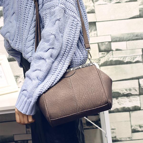 Retro Hollow Handväska för Kvinnor Läder Axelväska Kväll Kuvertväska Kiss Lock Stängning Crossbody Väska Handväska