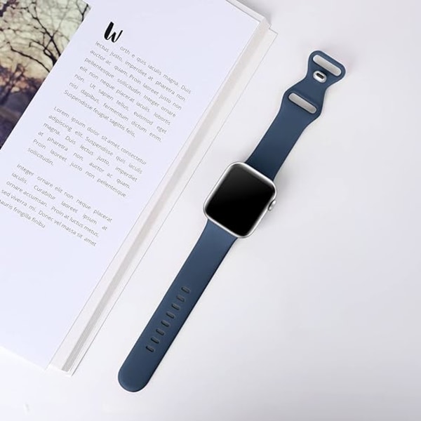 Band kompatibla med Apple Watch 38 mm 40 mm 41 mm, ersättningsarmband i mjuk silikon sporttillbehör för kvinnor män（Abyss Blue）