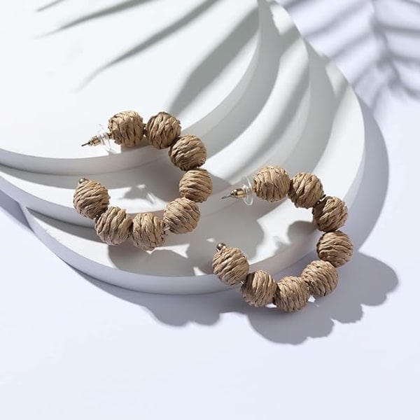 Sommar Boho Raffia Ball Hoop Dangle Örhängen i rotting för kvinnor och flickor Lätta halm Wicker Statement Örhängen