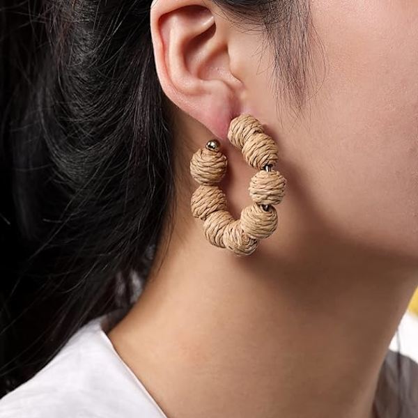 Sommar Boho Raffia Ball Hoop Dangle Örhängen i rotting för kvinnor och flickor Lätta halm Wicker Statement Örhängen