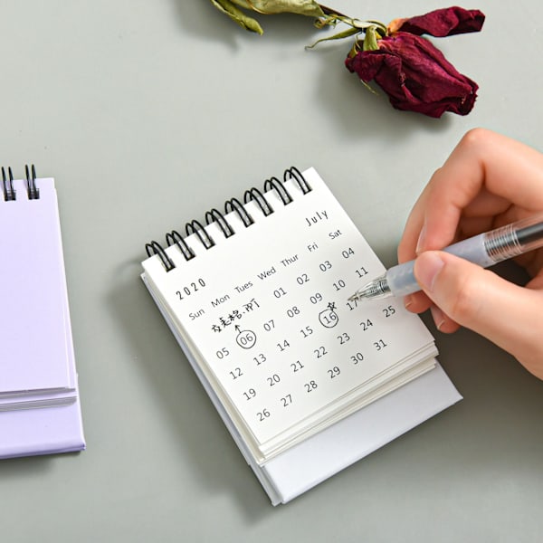 Januar 2024-juni 2025, enkel og kreativ engelsk mini skrivebords kalender kontor skrivebord hængende bærbar skrivebords kalender-hvid