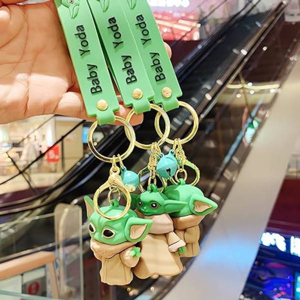 Söt nyckelring för pojkar, tecknat hänge med liten klocka, mode ryggsäck bil charm dekoration-Yoda 2