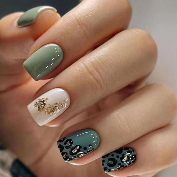 Kvadratisk press på naglar Korta gröna falska naglar med guldfolie Design Print Akrylnaglar Rosa Cover Glansigt lim på naglar 24st