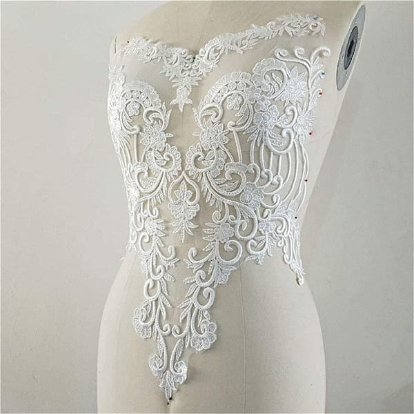 Blomsterlapp brodert med blondeapplikasjoner