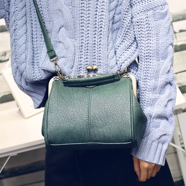 Retro Hollow Handväska för Kvinnor Läder Axelväska Kväll Koppling Väska Kyss Lås Stängning Crossbody Väska Handväska